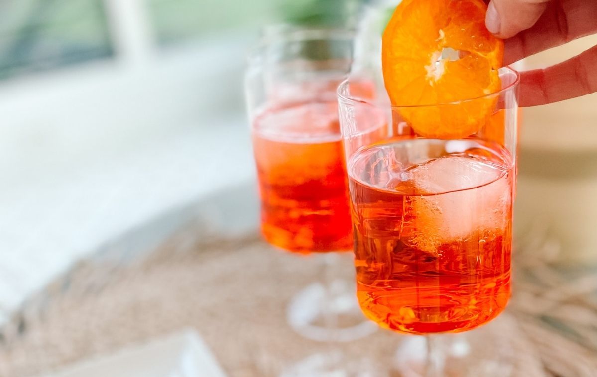 https://hostessology.com/wp-content/uploads/2022/03/how-to-make-an-aperol-spritz-1200x800-1.jpg